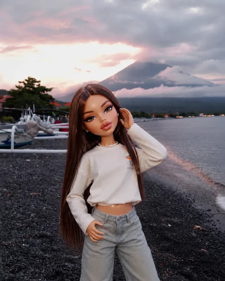 Девушка в образе виниловой куклы Bratz на берегу моря